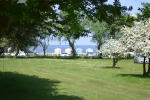 Priory Hill Holiday Park - Blick vom Campingplatz auf das Meer