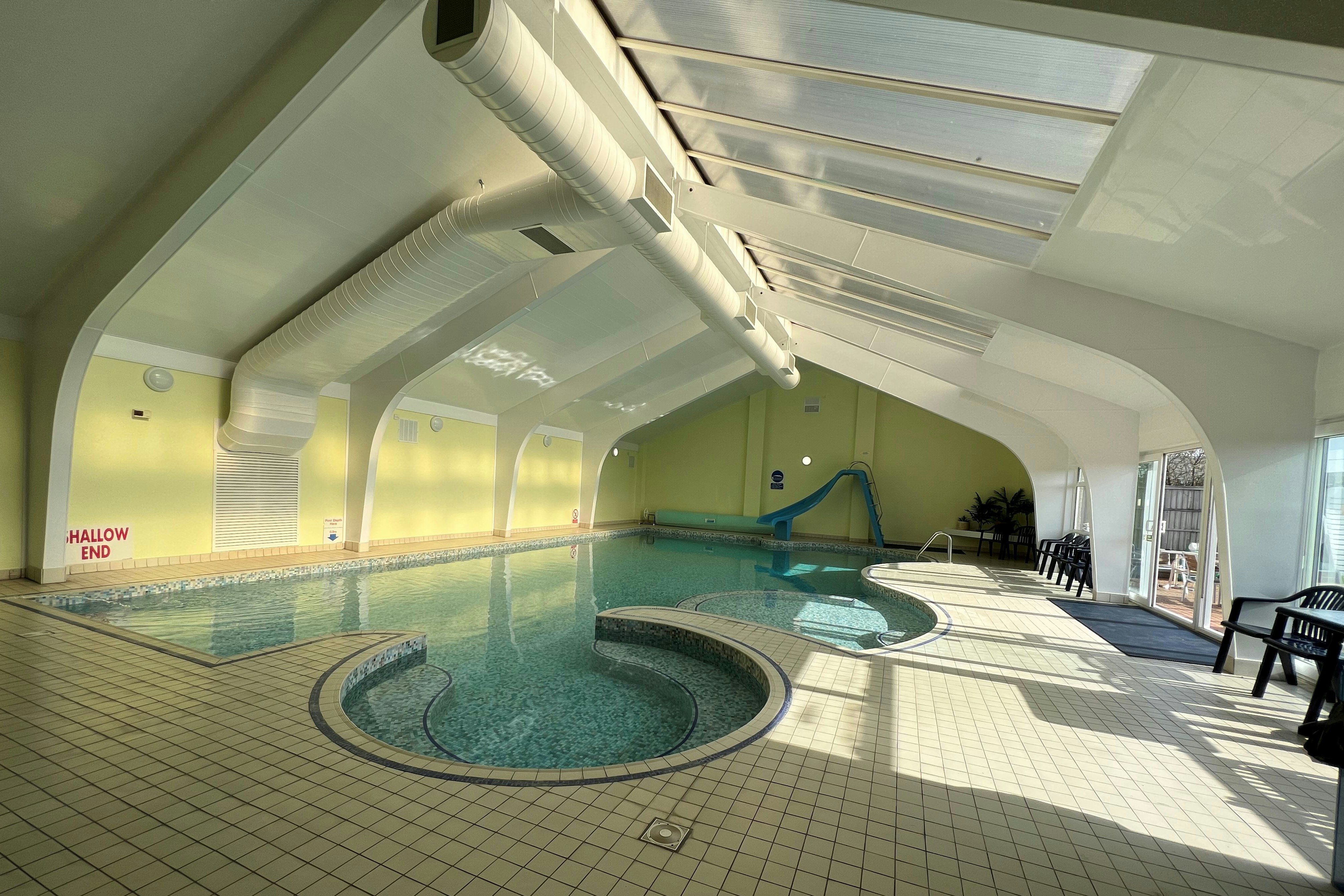 Priory Hill Holiday Park - Indoor-Pool auf dem Campingplatz