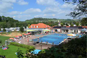 Prümtal-Camping Oberweis - Luftaufnahme des Campingplatzes mit Freibad