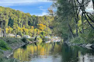 Prümtal-Camping Oberweis Blick auf Standplätze direkt am Fluss gelegen