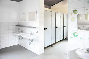 Pullman-Camping - Sanitärgebäude mit Waschbecken, Spiegel, Toiletten und Duschen
