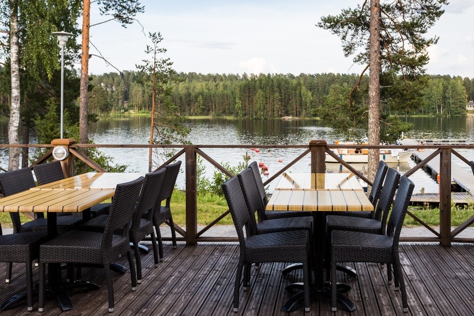 Punkaharju Resort - Terrasse mit Blick auf das Wasser