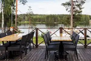Punkaharju Resort - Terrasse mit Blick auf das Wasser