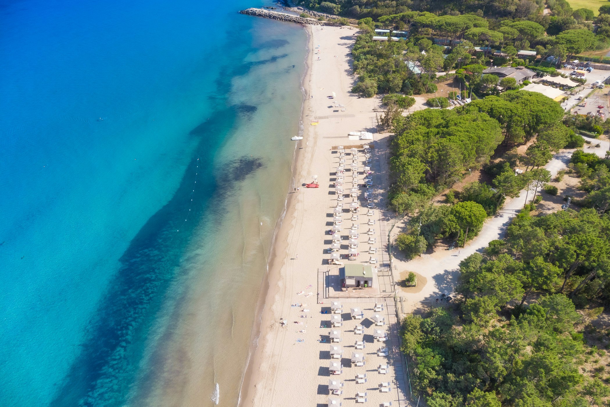 PuntAla Camp & Resort  - Luftaufnahme des Campingplatzes mit Badestrand