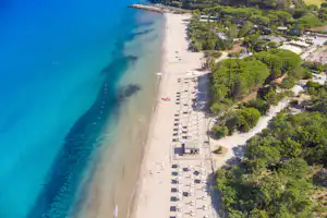 PuntAla Camp & Resort - Luftaufnahme des Campingplatzes mit Badestrand