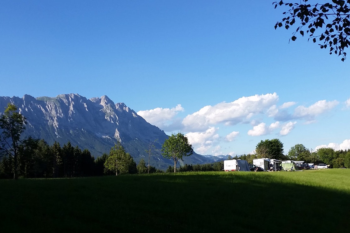 Pürcherhof - Blick auf den Campingplatz mit Bergen im Hintergrund