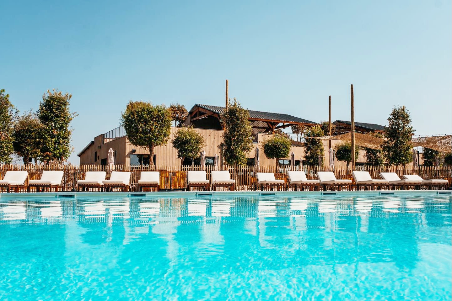 Pyla Camping  - Pool im Freien mit Liegestühlen und Sonnenschirmen