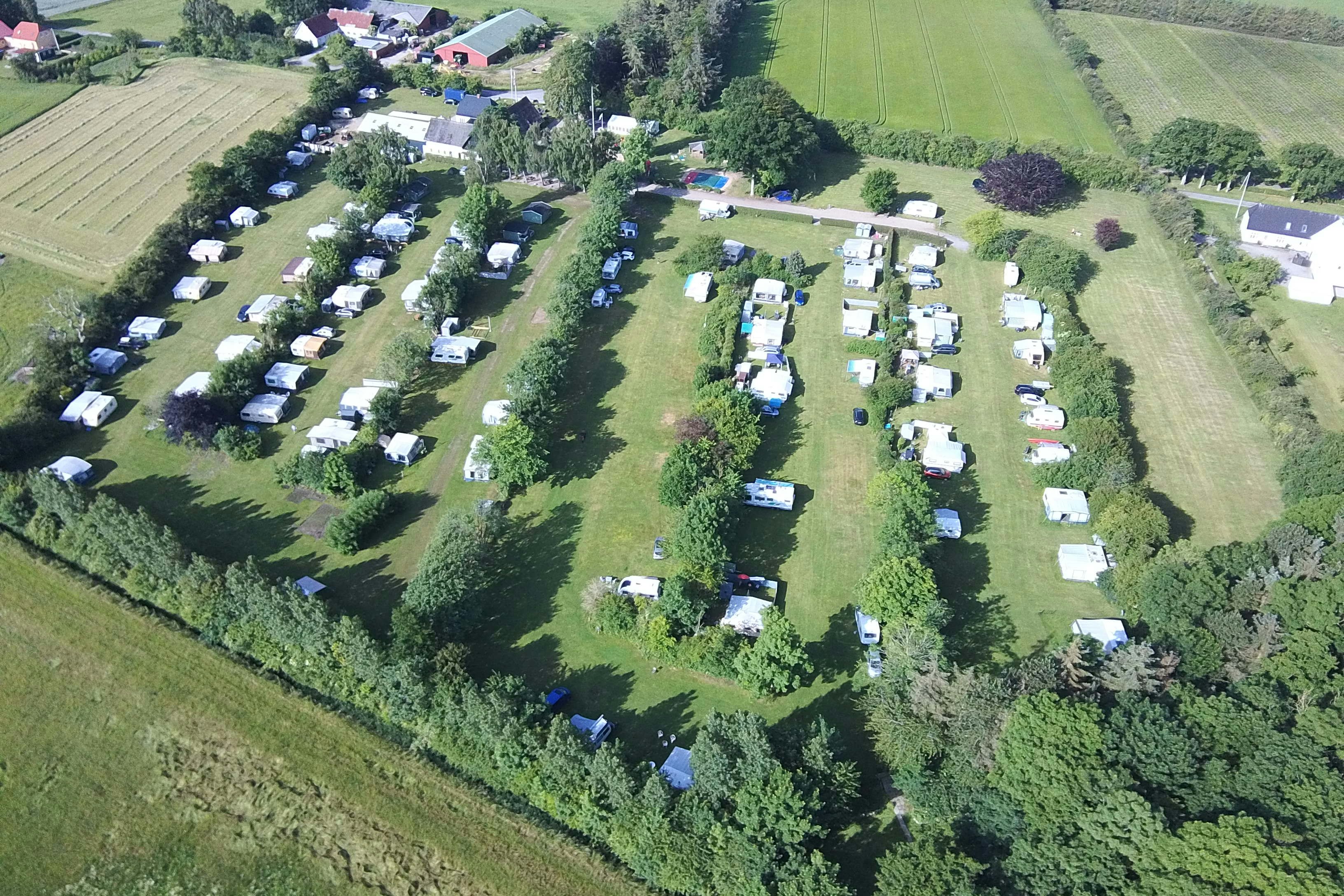 Årø Camping - Übersicht auf das gesamte Campingplatz Gelände 