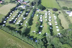 Årø Camping - Übersicht auf das gesamte Campingplatz Gelände