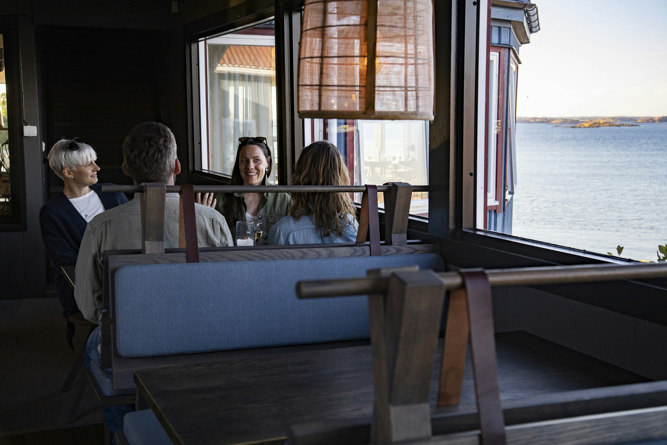 Ramsvik Stugby & Camping - Gäste sitzen im Restaurant des Campingplatzes