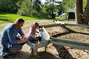 Randers City Camp - Camper auf dem Spielplatz vom Campingplatz