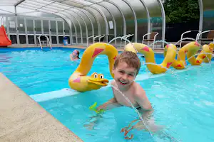 Randers City Camp - Kind im Kinderbecken vom Pool auf dem Campingplatz