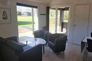 Randers City Camp - Wohnbereich im Mobilheim vom Campingplatz mit direktem Zugang zur Terrasse