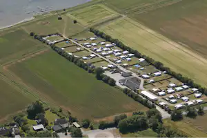 Randers Fjord Camping - Campingplatz Außenbereich mit Blick auf den Randers Fjord