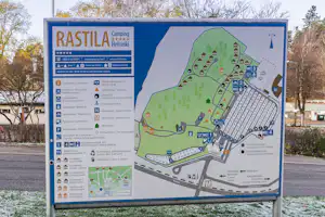 Campingplatz-Karte „Rastila“ in Helsinki mit Geländeplan, Stellplatznummern, WC- und Sauna-Bereichen sowie Beschilderung.