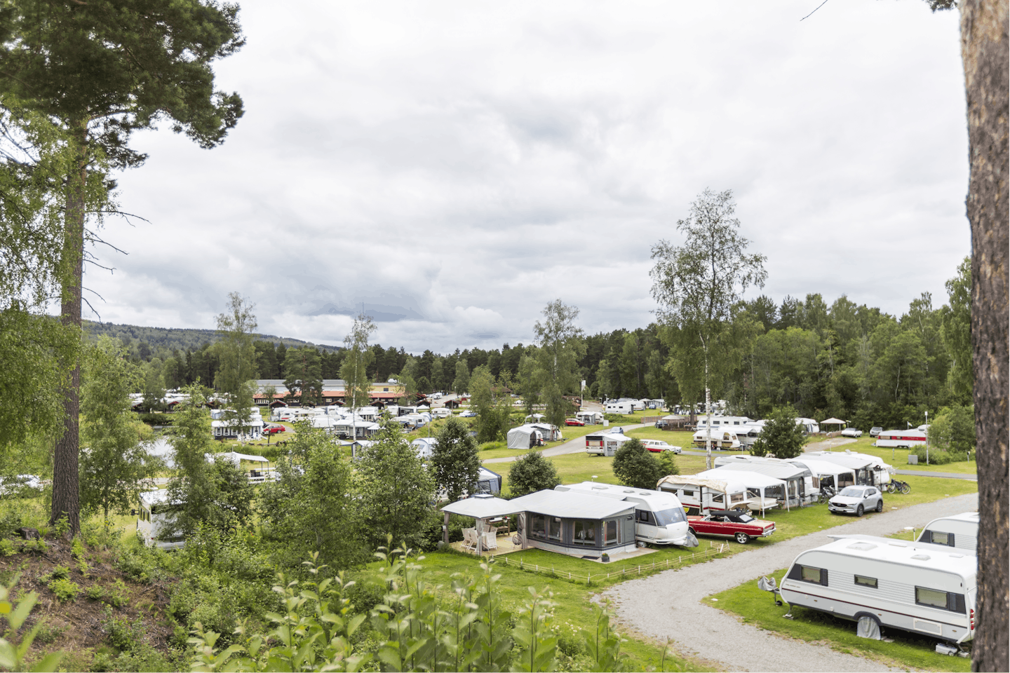 First Camp Enåbadet – Rättvik  Rättviks Camping (Empty lots) - Blick auf die Standplatzwiese auf dem Campingplatz