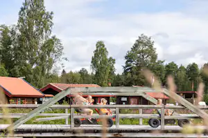 First Camp Enåbadet – Rättvik Rättviks Camping (Empty lots) - Kinder fahren Go-Kart auf dem Campingplatz