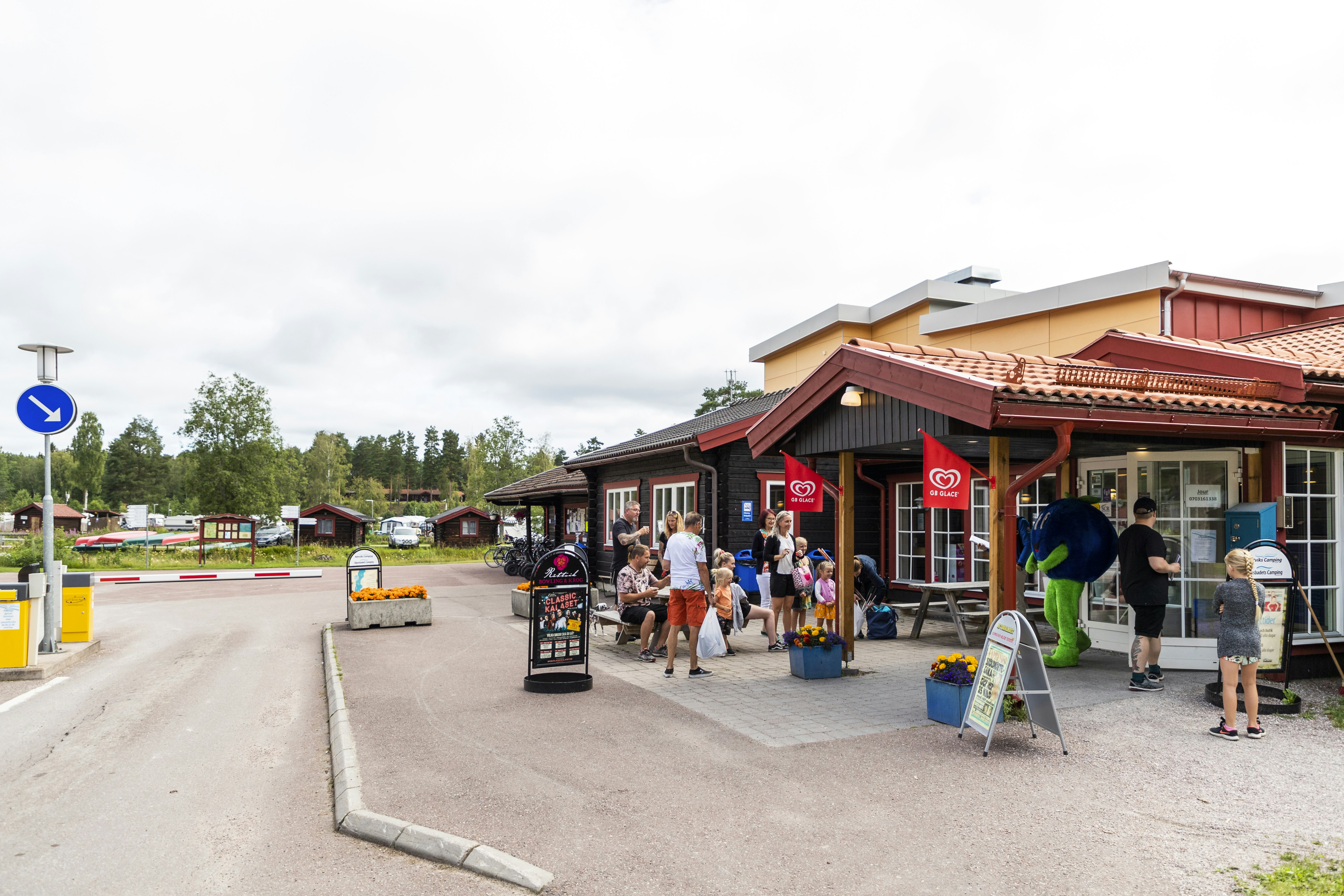 First Camp Enåbadet – Rättvik  Rättviks Camping (Empty lots) - Restaurant mit Terrasse auf dem Campingplatz