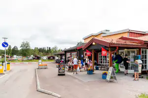 First Camp Enåbadet – Rättvik Rättviks Camping (Empty lots) - Restaurant mit Terrasse auf dem Campingplatz