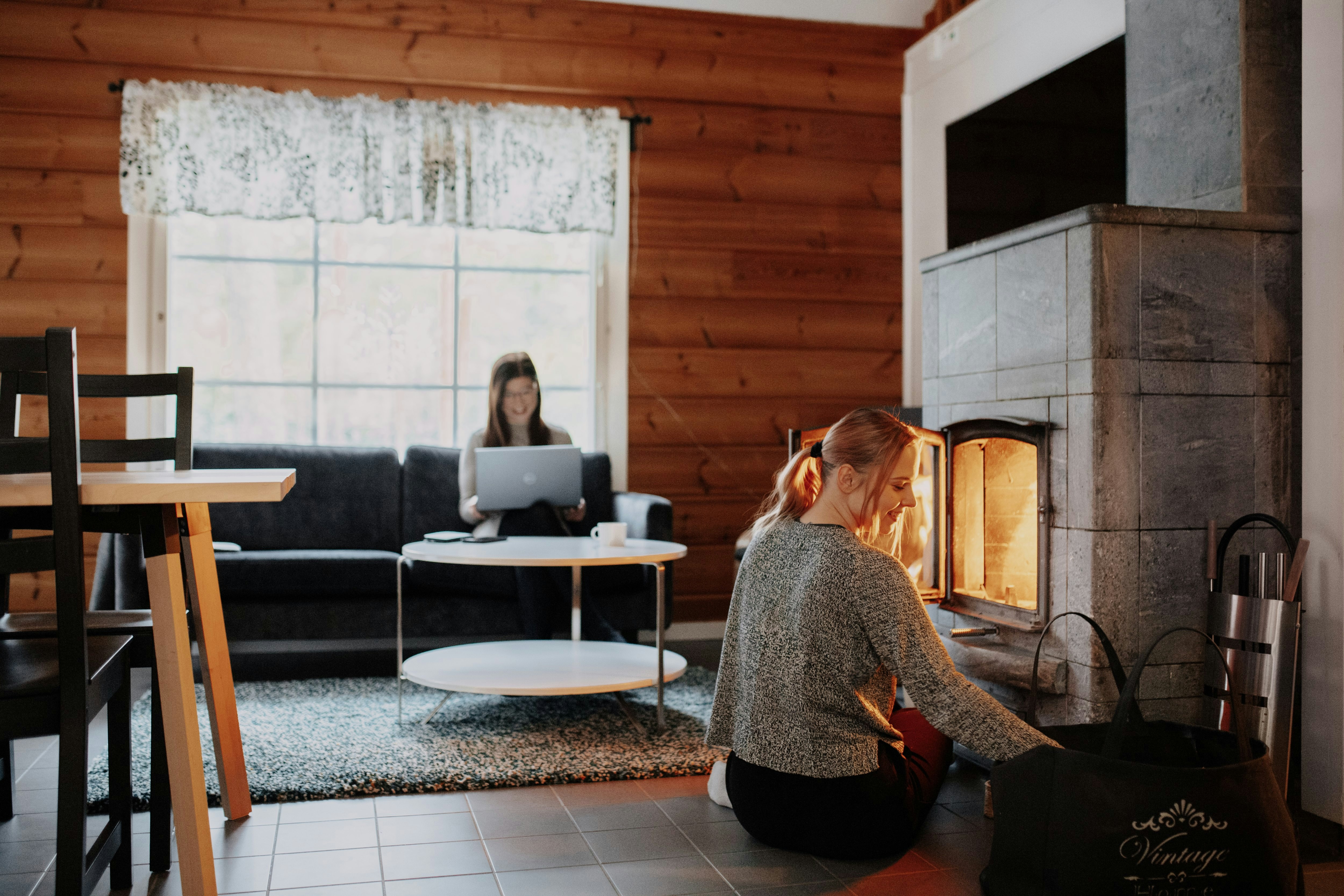 Rauhalahti Holiday Centre - Wohnzimmer mit Kamin