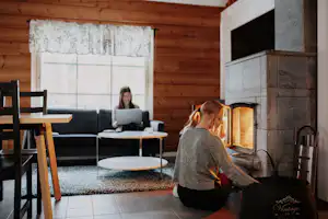 Rauhalahti Holiday Centre - Wohnzimmer mit Kamin