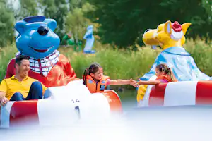 Ravensburger Spieleland Feriendorf - Familie auf einer Attraktion im Freizeitpark