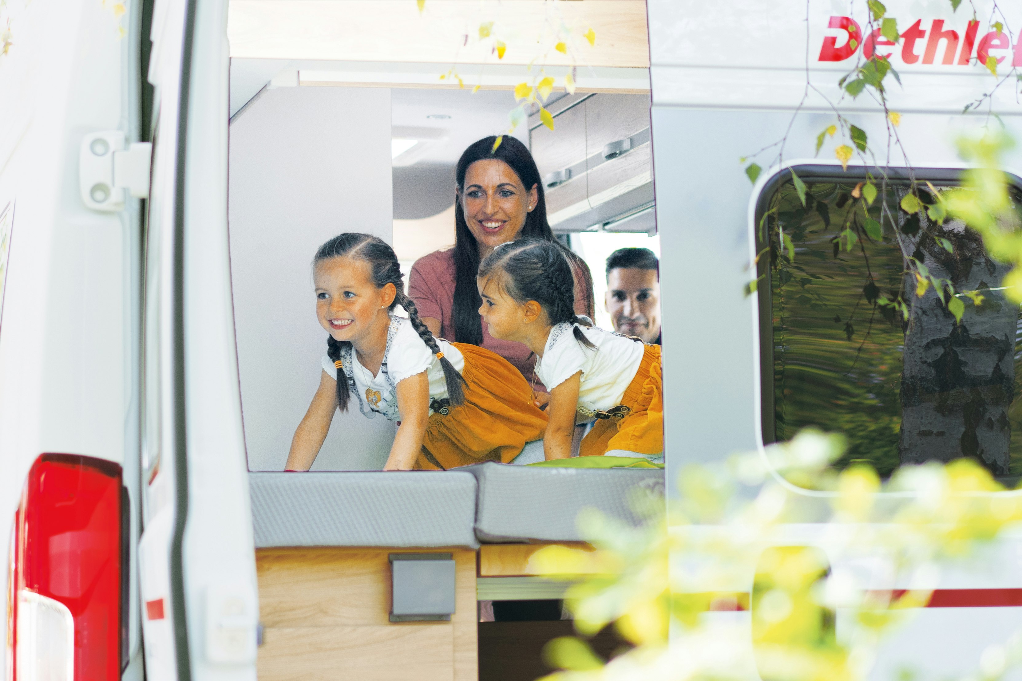 Ravensburger Spieleland Feriendorf - Familie in einem Wohnmobil