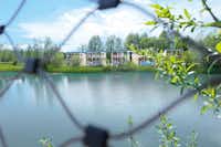 Ravensburger Spieleland Feriendorf - Ferienhäuser mit Blick auf das Wasser