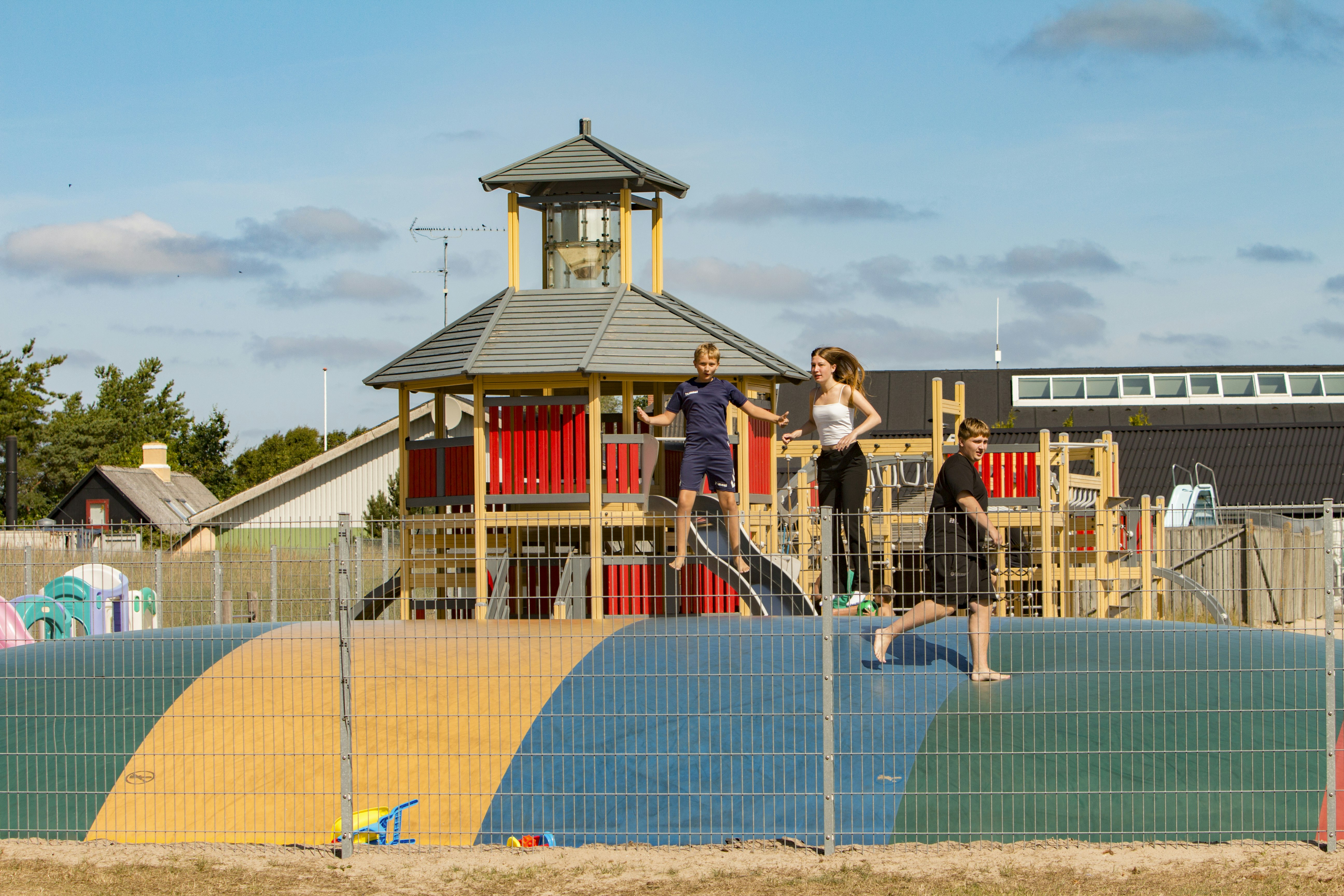 Råbjerg Mile - Hüpfkissen vor dem Kinderspielplatz