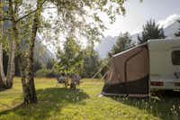 RCN-Camping Belledonne  -  Camper auf dem Wohnwagen- und Zeltstellplatz vom Campingplatz auf grüner Wiese