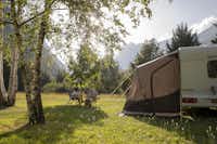 RCN-Camping Belledonne  -  Camper auf dem Wohnwagen- und Zeltstellplatz vom Campingplatz auf grüner Wiese