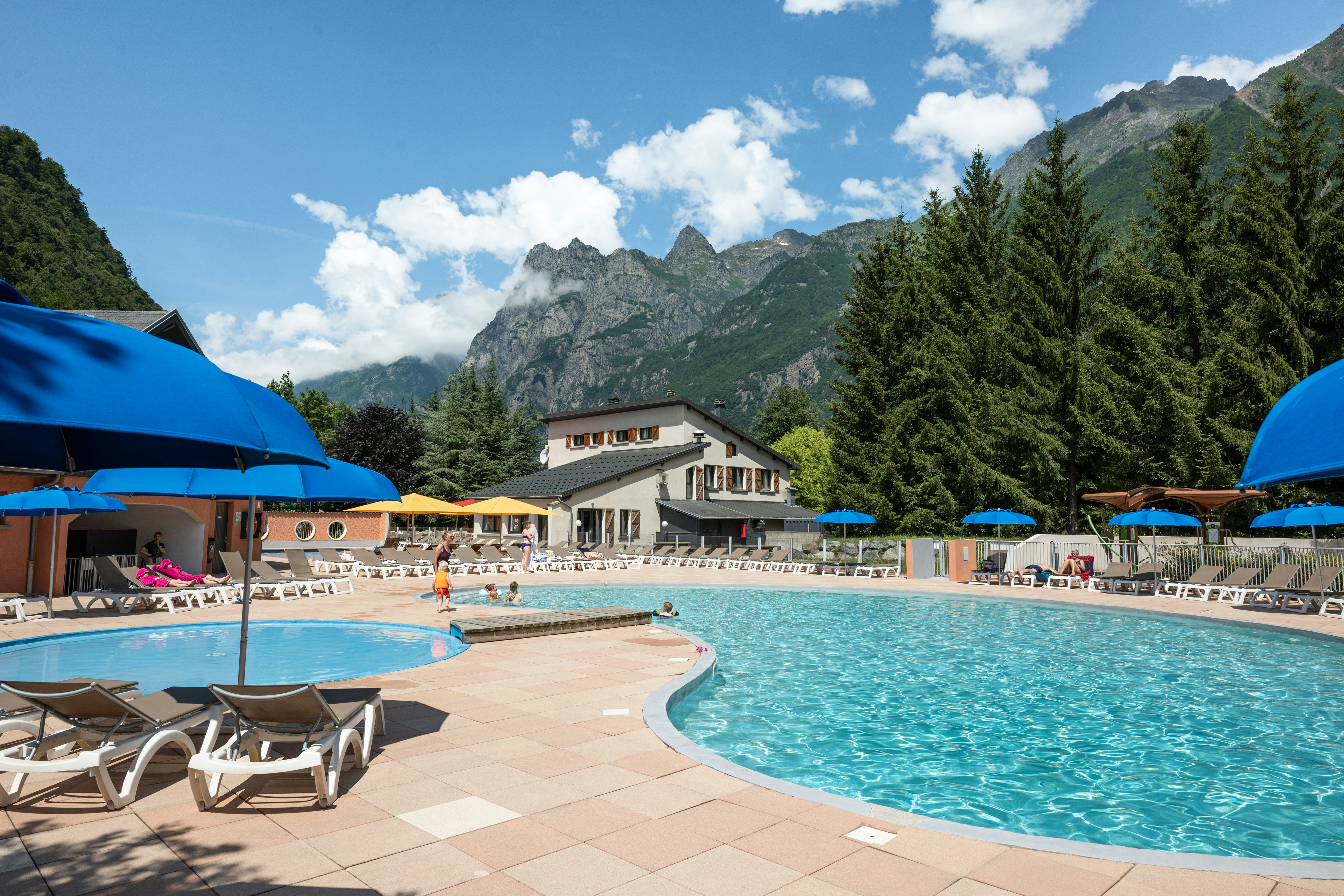 RCN-Camping Belledonne  - Pool im Freien mit Liegestühlen und Sonnenschirmen