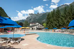 RCN-Camping Belledonne - Pool im Freien mit Liegestühlen und Sonnenschirmen