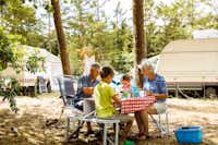 RCN Camping De Flaasbloem Familiencamping und Essen in der Natur im Schatten unter Bäumen