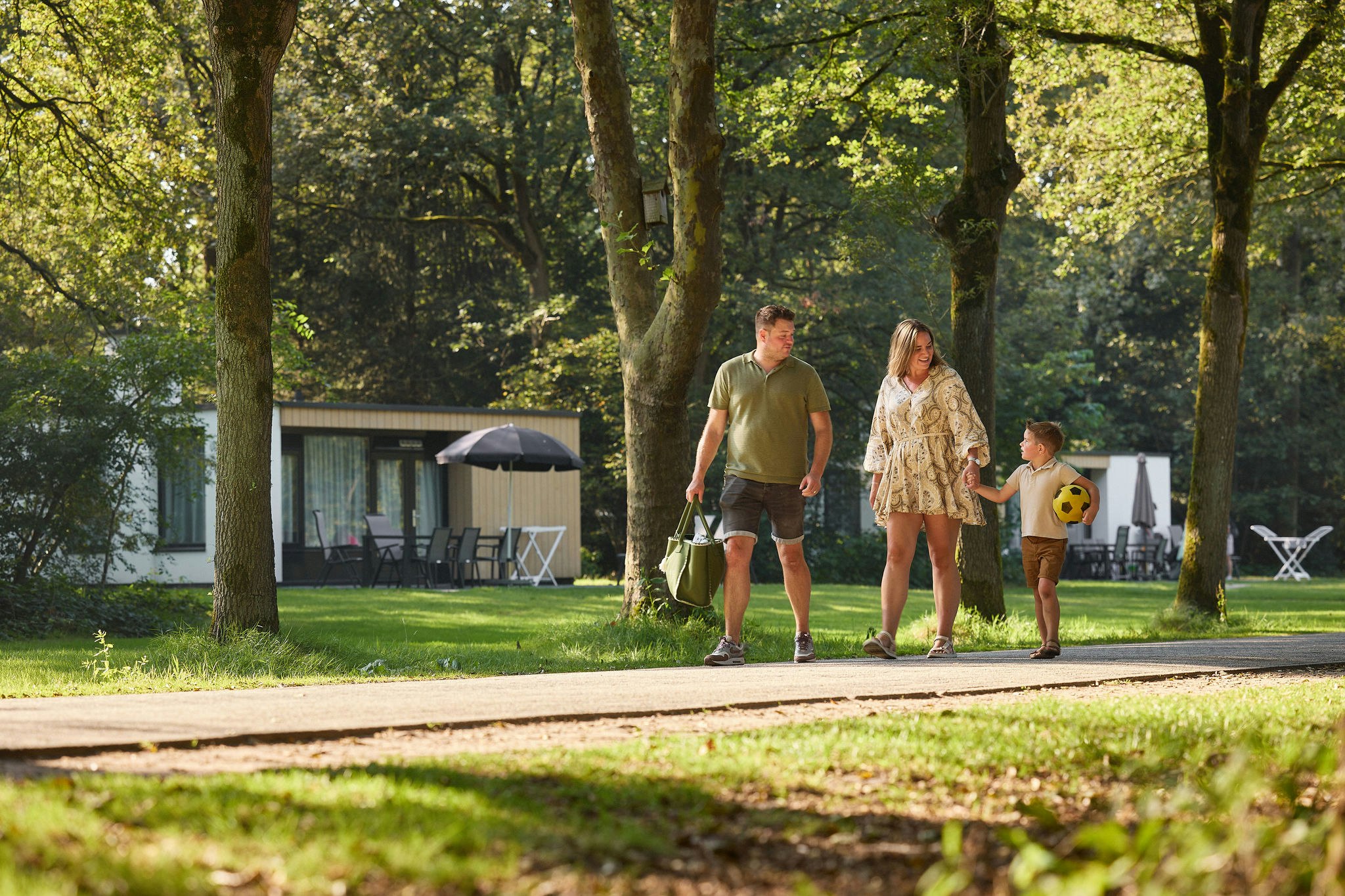 RCN de Flaasbloem - Familie spaziert über den Campingplatz