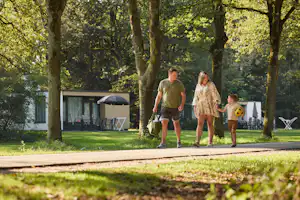 RCN de Flaasbloem - Familie spaziert über den Campingplatz