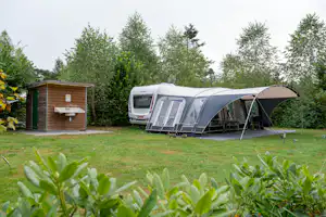 RCN Vakantiepark de Jagerstee - Standplatz mit privater Sanitäreinheit auf dem Campingplatz