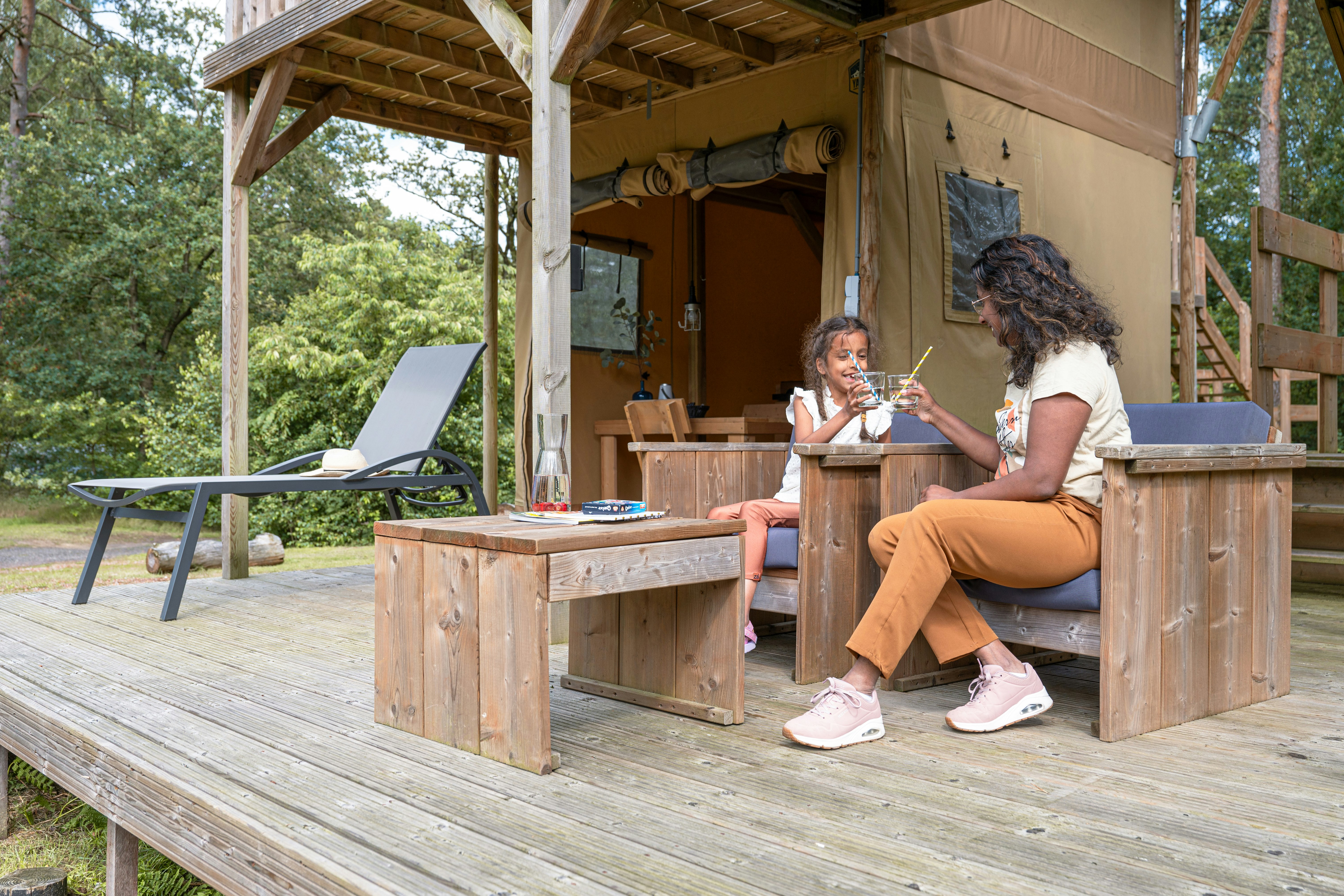RCN Camping De Noordster - Glamping-Zelt mit Terrasse auf dem Campingplatz