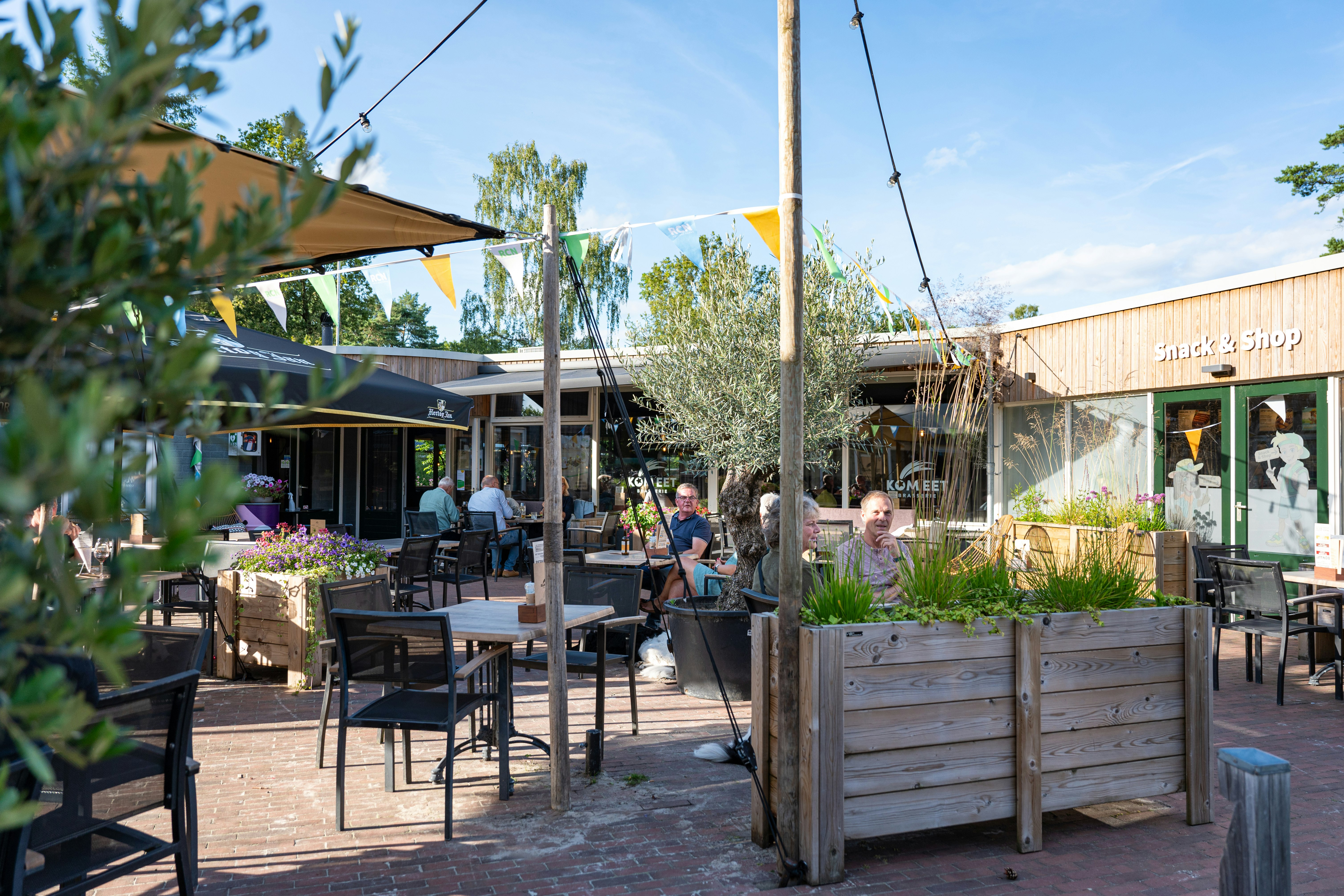 RCN Camping De Noordster - Terrasse der Snackbar auf dem Campingplatz
