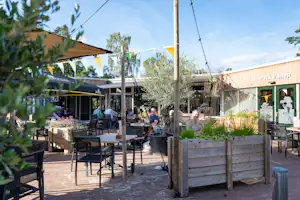 RCN Camping De Noordster - Terrasse der Snackbar auf dem Campingplatz