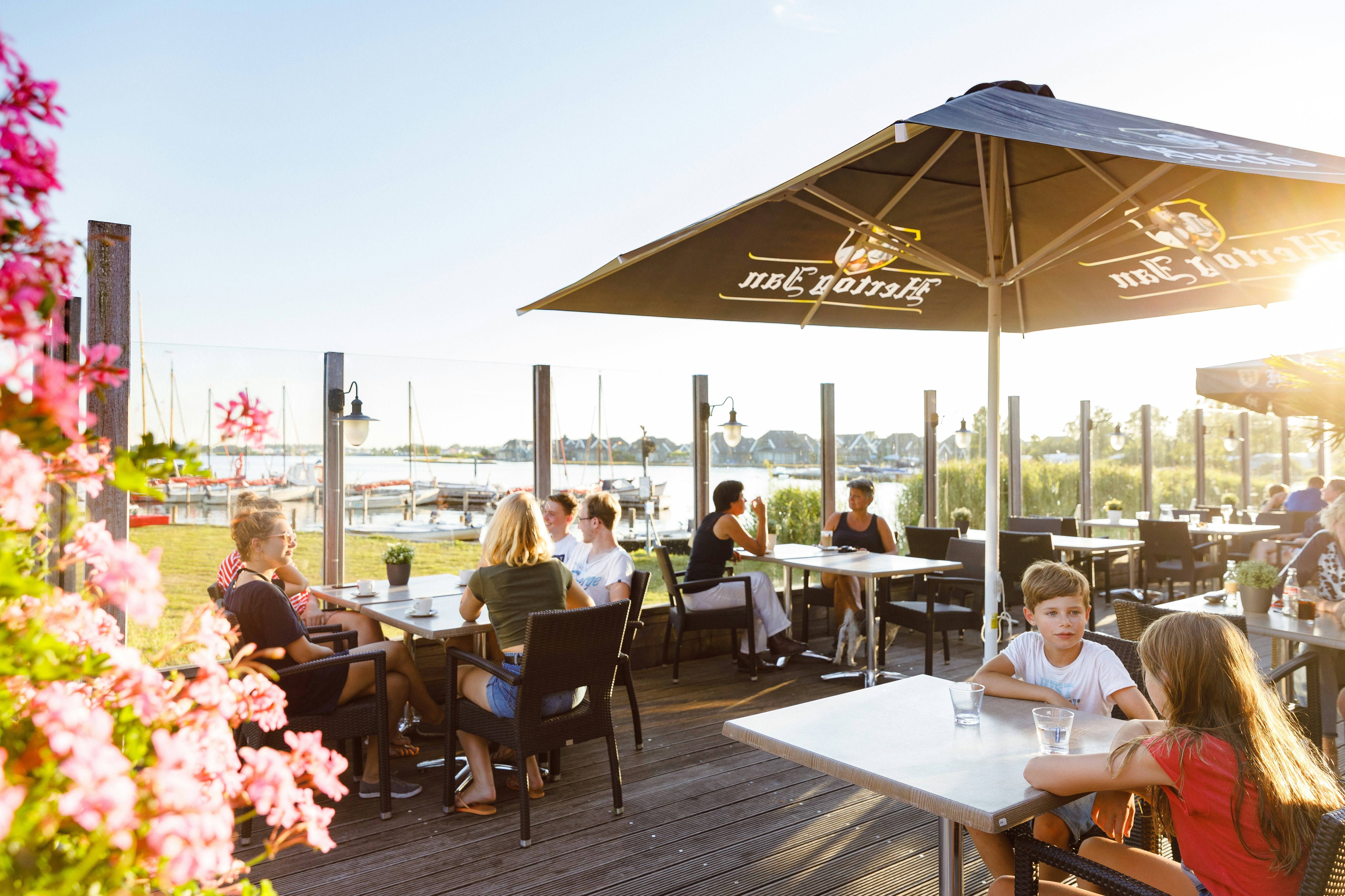 RCN Camping De Potten - Restaurant Terrasse mit Blick auf den Sneekermeer