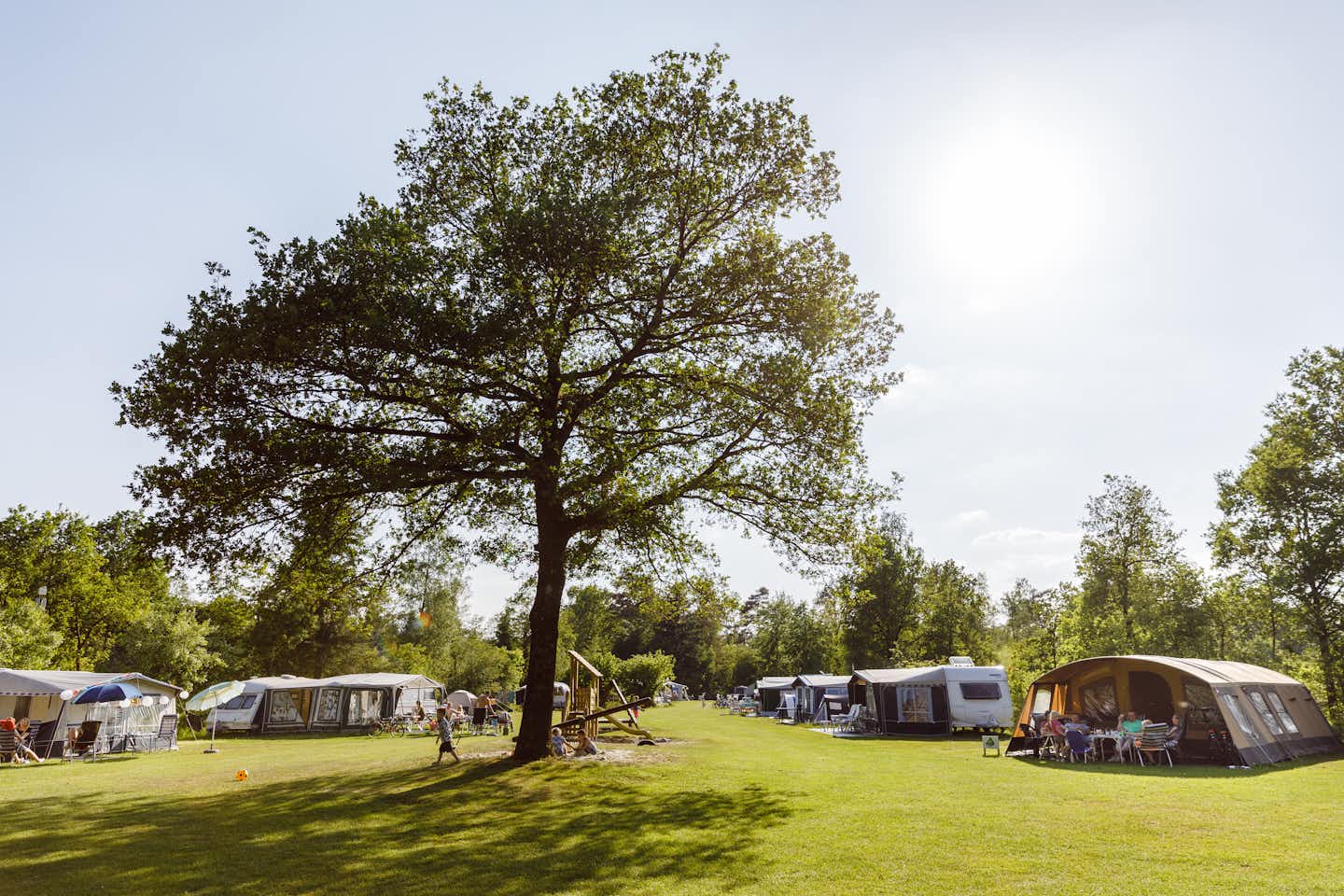 RCN Camping De Roggeberg - Blick auf den Wohnwagen- und Zeltstellplatz und den Spielplatz vom Campingplatz
