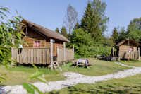 RCN Camping De Roggeberg - Mobilheime vom Campingplatz mit Veranda  zwischen Bäumen 