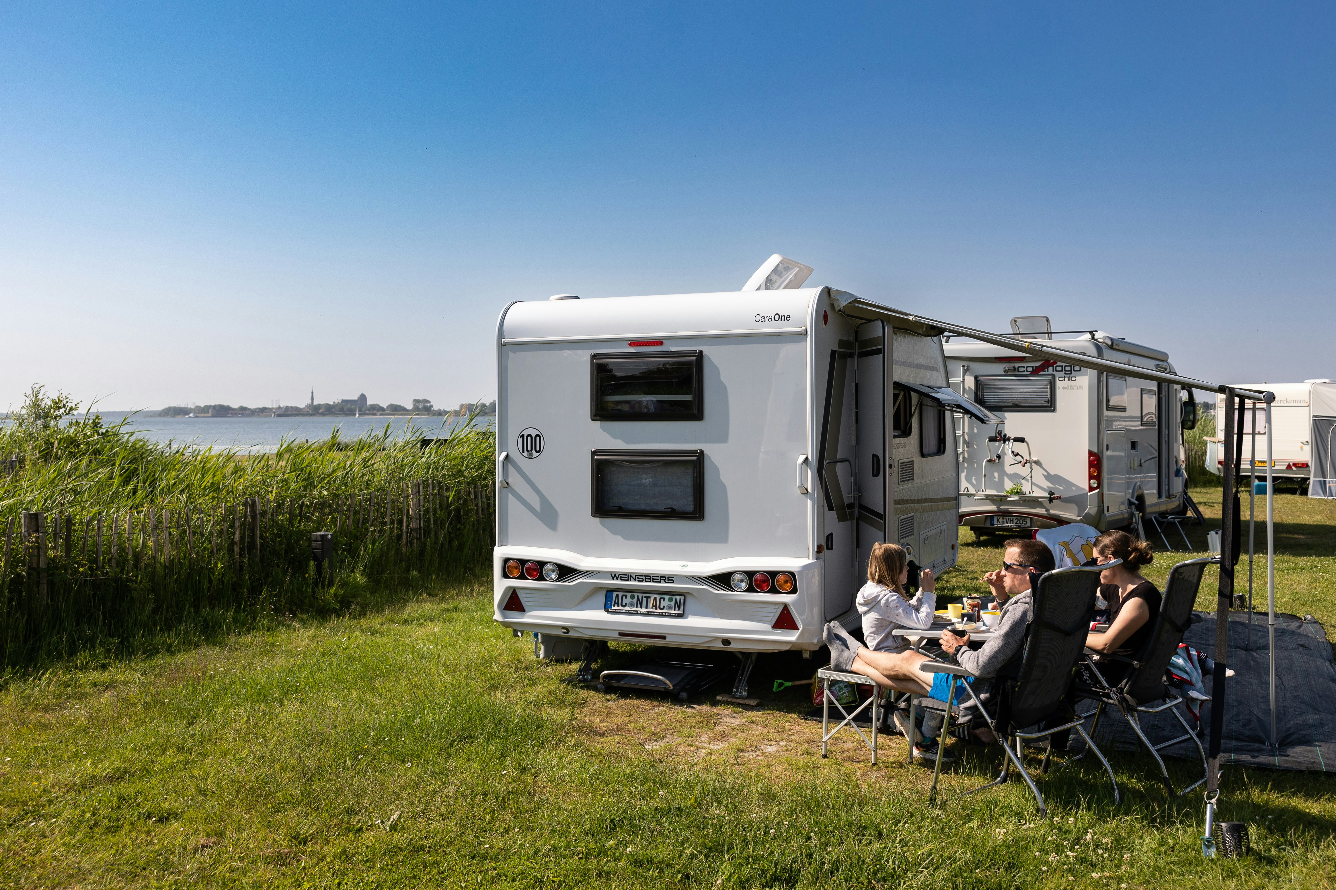 RCN Camping De Schotsman Standplätze nahe am Wasser neben dem Schilf