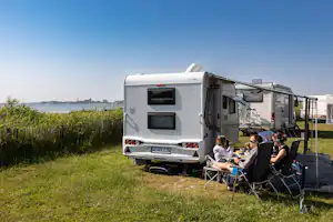 RCN Camping De Schotsman Standplätze nahe am Wasser neben dem Schilf
