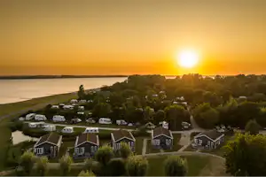 RCN Camping De Schotsman Vogelperspektive auf Mietunterkünfte und Standplätze bei Sonnenuntergang