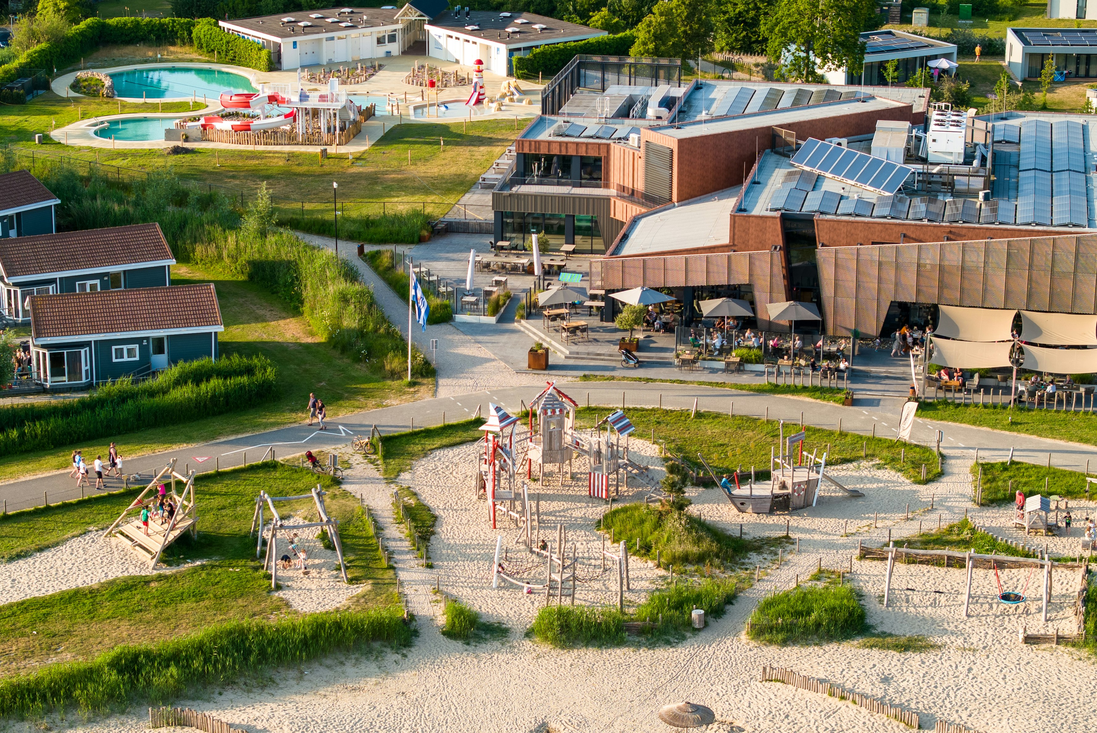 RCN Camping De Schotsman Vogelperspektive auf die Hauptgebäude, Swimmingpools, Spielplätze und den Zugang zum Strand des Campingplatzes