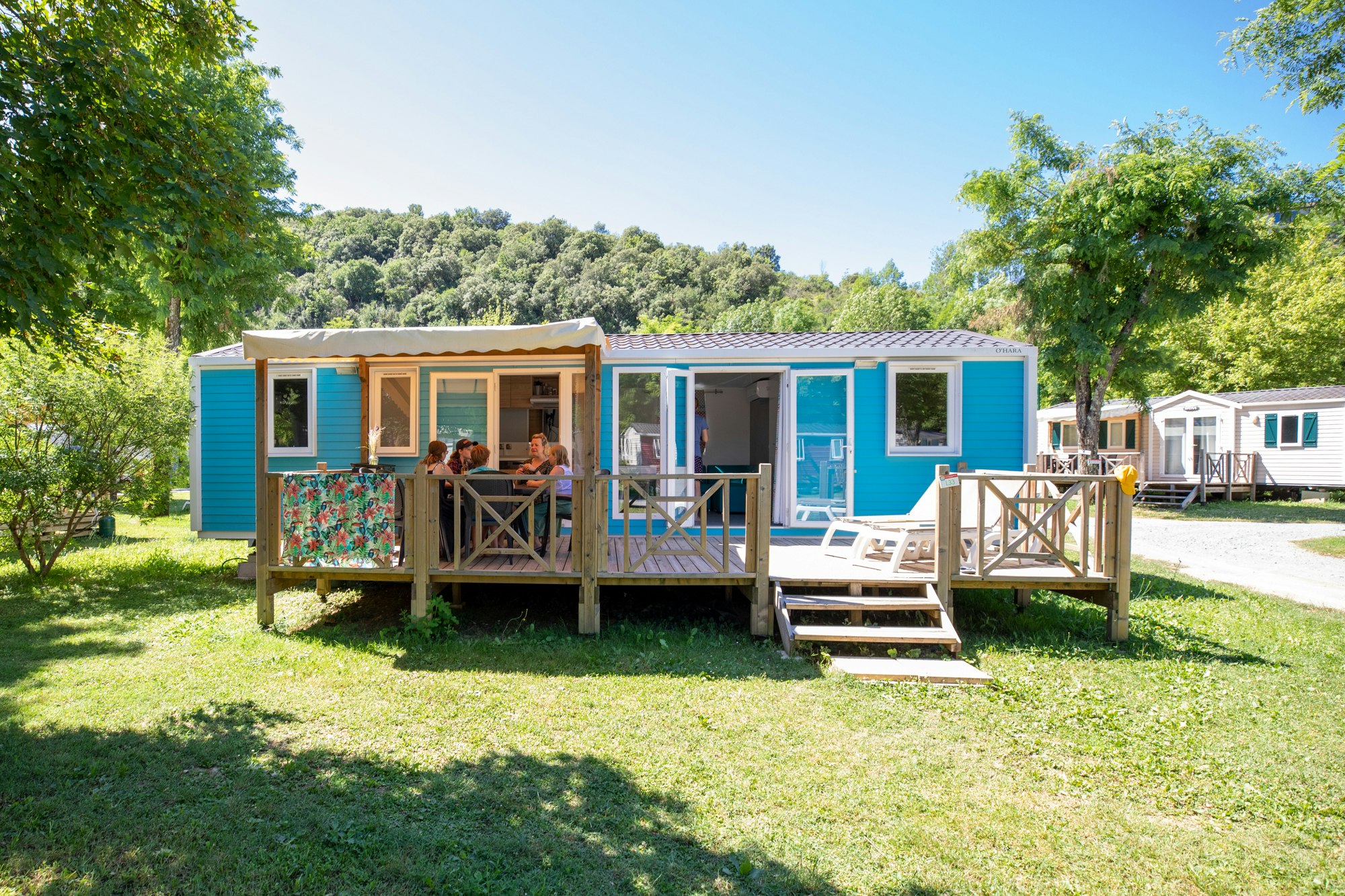 RCN-Camping La Bastide en Ardèche  - Mobilheim mit Terrasse auf dem Campingplatz