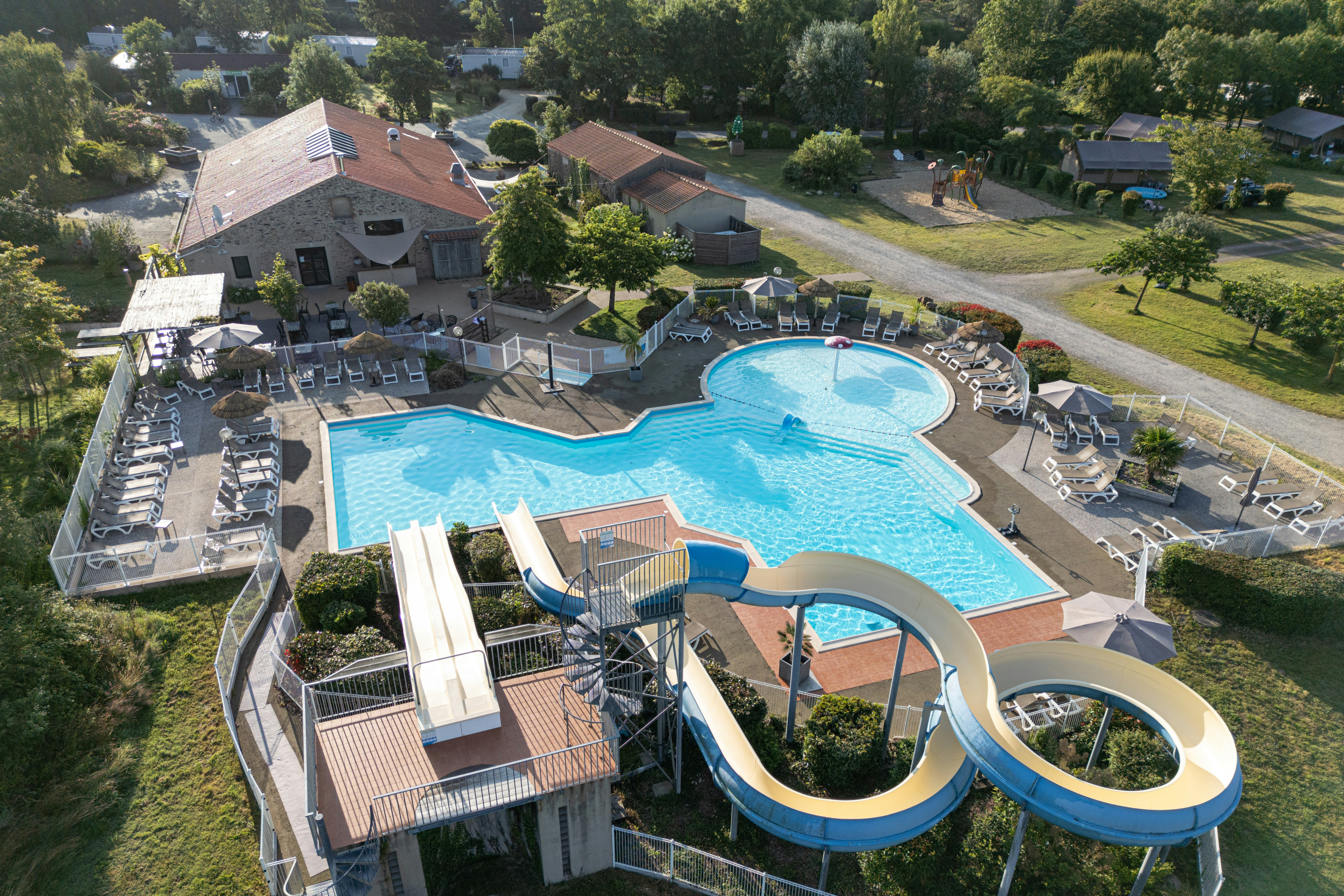 RCN Camping La Ferme du Latois  - Pool im Freien mit Liegestühlen und Sonnenschirmen