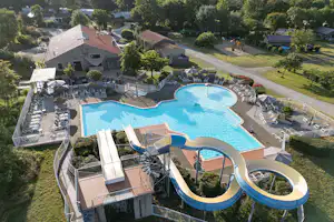 RCN Camping La Ferme du Latois - Pool im Freien mit Liegestühlen und Sonnenschirmen